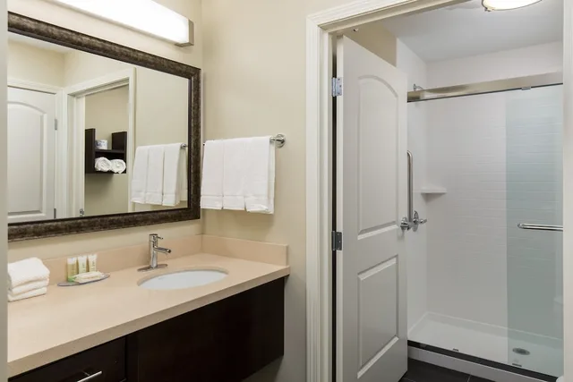 جناح استوديو بسرير كوين بمطبخ، STAYBRIDGE SUITES COLUMBUS POLARIS 3/5