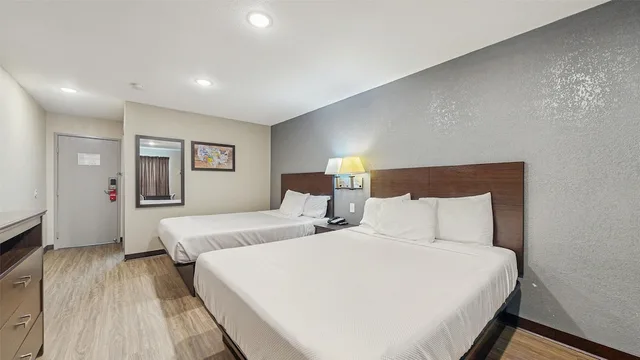 جناح بسريرين كوين مع أريكة للمدخنين، Red Lion Inn & Suites Olathe Kansas City 2/9
