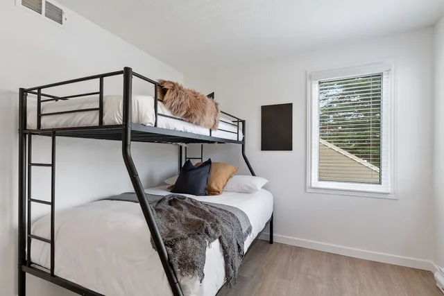 Green, King Bed, 2 Bunk Beds, Trundle Bed, Sofa، The Lodges At Blue Mountain Wintergreen Condos 3/10