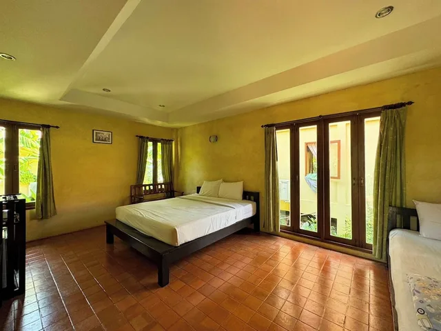 غرفة ديلوكس ثلاثية بسرير مزدوج وسرير فردي، Baanbali Beach Resort 2/8