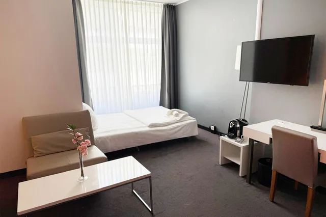 غرفة بريميوم عائلية بسرير كينج مع أريكة، Garner Hotel Berlin - Gendarmenmarkt by IHG 6/7