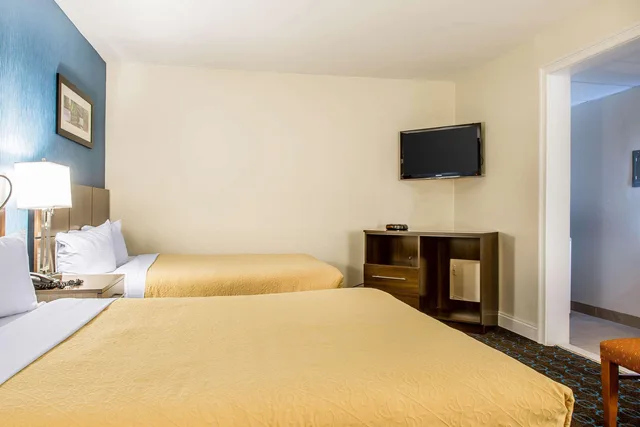 جناح بسرير كوين، Quality Inn and Suites Middletown Newport 3/3