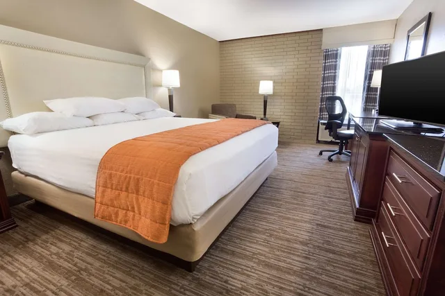 غرفة ديلوكس بسرير كينج لذوي الإعاقة، Drury Inn and Suites Greensboro 2/4