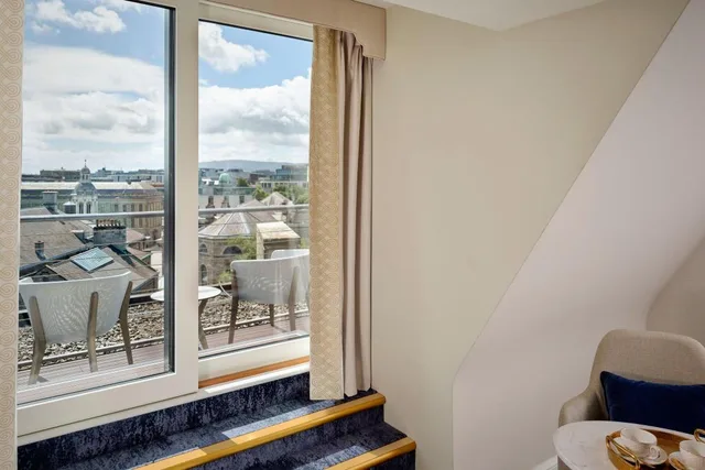 Heritage, Guest Room, Deluxe, King Bed, City View, Balcony، The College Green Hotel Dublin, Autograph Collection 7/7