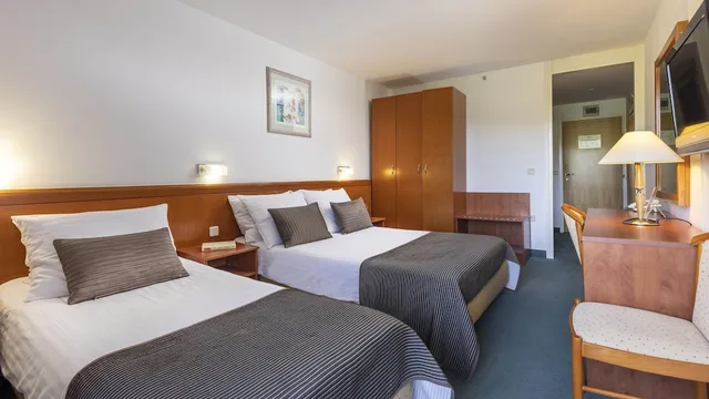 Superior, 1 Double and 1 Single Bed, with Extra Bed, Lake Side، Hotel Jezero - Plitvice Lakes National Park 2/4