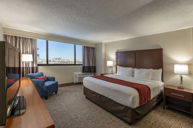 غرفة قياسية بسرير كينج، Comfort Inn and Suites At Copeland Tower 1/5