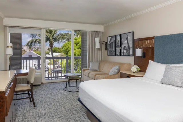 غرفة قياسية بسرير كينج بإطلالة، Opal Key Resort & Marina 1/2