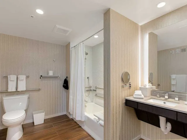 D1 - Mobility Accessible - Deluxe King، Hotel Zoe Fishermans Wharf 6/7