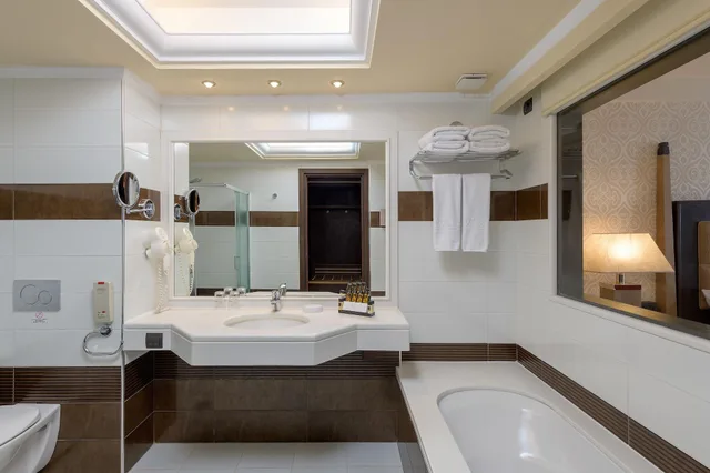 Junior Suite, Lateral Side Sea View، La Marquise Luxury Resort Complex 3/3