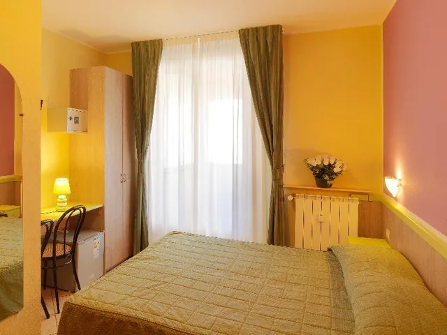 غرفة بسريرين مزدوجين، Hotel Arco Romana 1/1