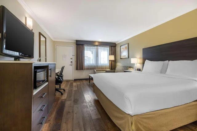 غرفة بسرير كينج، Best Western Plus Orange County Airport North 1/10
