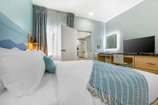 جناح بسرير كينج بإطلالة على المسبح مع أريكة، Quality Suites Downtown San Luis Obispo CA 3/8