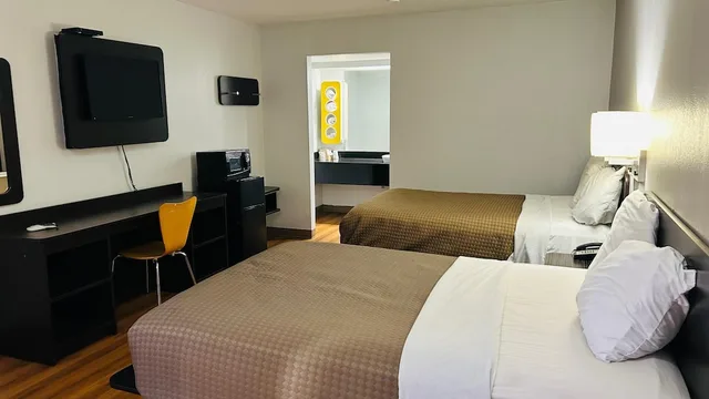 Room, 2 Double Beds, Smoking, Super 7 Inn Tupelo 4/6