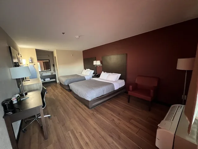 غرفة قياسية بسريرين كوين، Quality Inn & Suites Near Six Flags and Medical Center 2/6