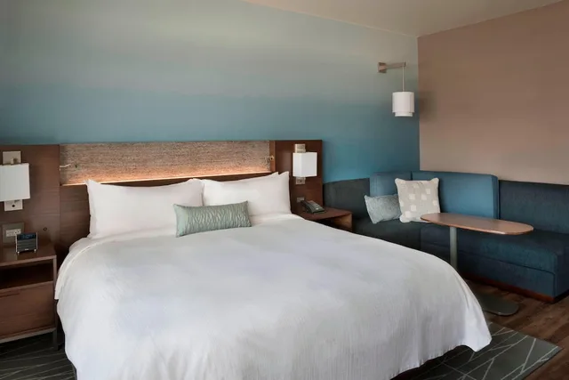غرفة بسرير كينج، Buffalo Marriott at LECOM HARBORCENTER 2/4