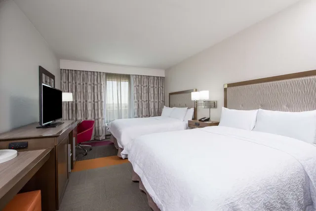 غرفة بسريرين كوين بحوض استحمام لذوي الإعاقة، Hampton Inn and Suites Phoenix East Mesa 1/1