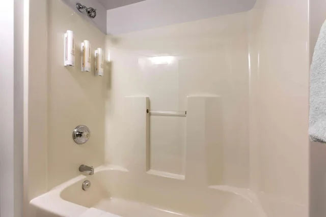 Room, King Bed, Queen Bed, Super 8 by Wyndham Winnipeg West 4/6