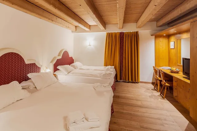 غرفة رباعية بسريرين مزدوجين، Royal Hotel Cortina 2/4