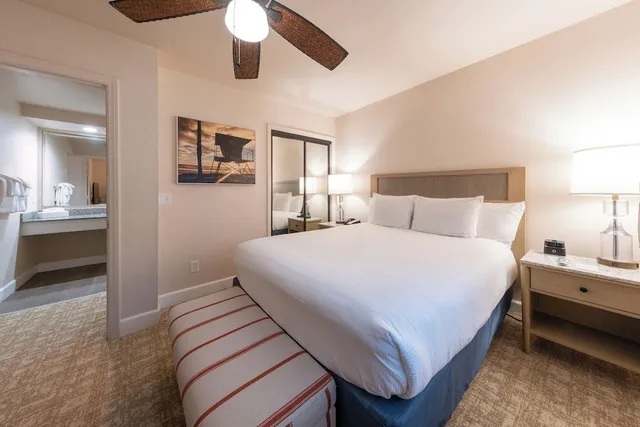 شقة سكنية بسرير كوين بغرفة نوم واحدة مع أريكة بمطبخ صغير، Southern California Beach Club 2/6