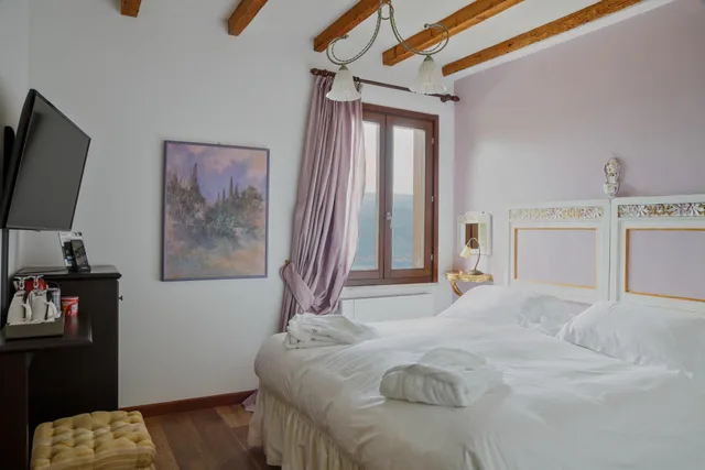 غرفة كلاسيكية بإطلالة على البحيرة في الملحق، Boutique Hotel Villa Sostaga 1/10