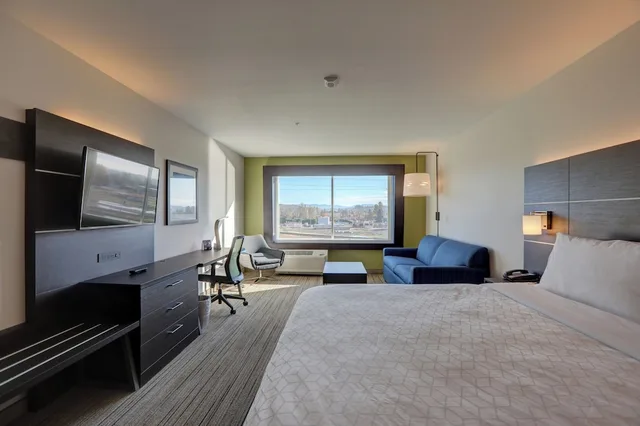 جناح بسرير كينج مع أريكة، Holiday Inn Express & Suites Auburn Downtown 2/4