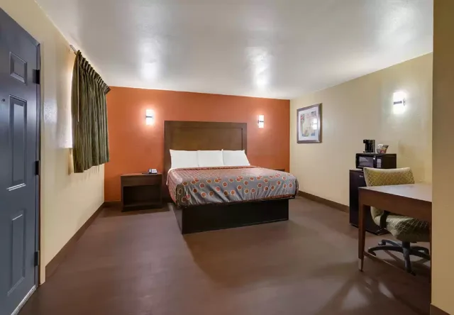 غرفة بسرير كينج، New Orleans East Hotel 1/1