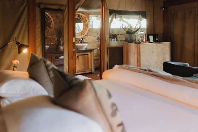 جناح بسريرين منفصلين وسرير كينج بإطلالة على النهر، Summerfields Rose Retreat Spa 1/6