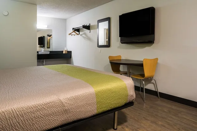 غرفة ديلوكس بسرير كينج للمدخنين، Motel6 Irving, TX - Loop 12 8/10