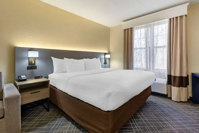 Upgrade, Suite, 2 King Beds، Comfort Suites Hanes Mall 1/4