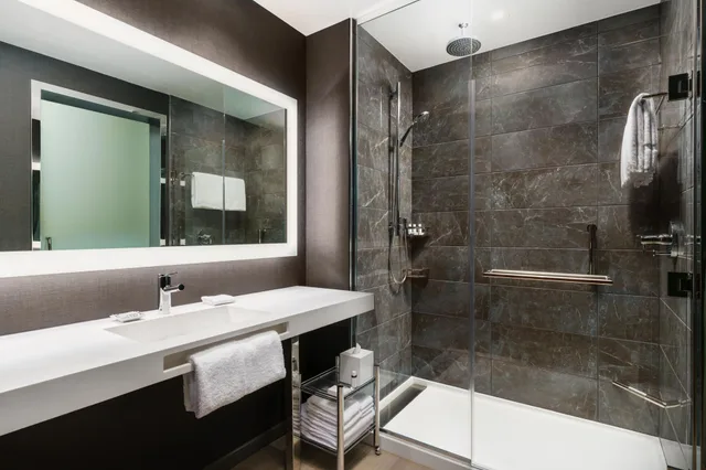 غرفة قياسية بسريرين كوين، AC Hotel by Marriott Raleigh Downtown 2/2