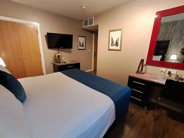 Standard, Double Bed, No Window، The Royal Hotel Cardiff 1/5
