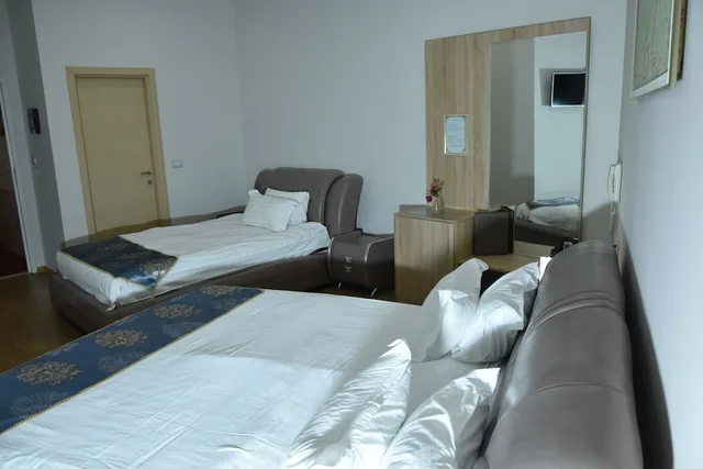 غرفة ديلوكس رباعية بإطلالة على المدينة بغرفة نوم واحدة، Park Hotel Tirana 3/5