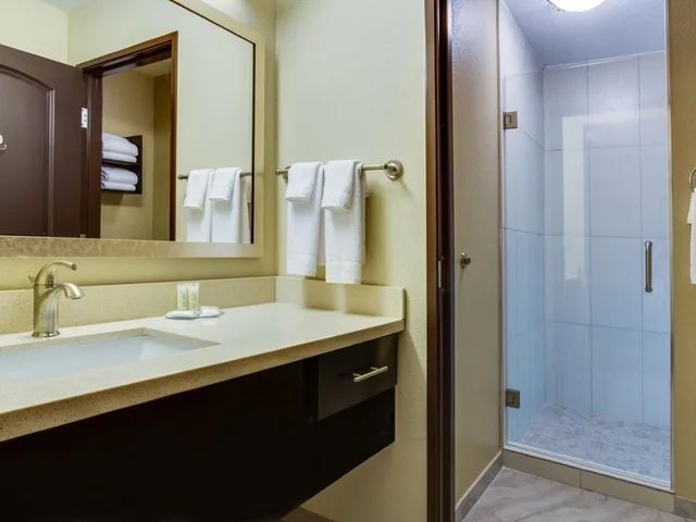 جناح بسريرين كوين بغرفتي نوم مع أريكة، STAYBRIDGE SUITES ATLANTA AIRPORT 2/2