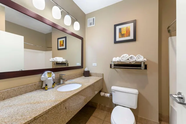 غرفة بسرير كينج مع أريكة، Best Western Plus Gadsden Hotel & Suites 7/8
