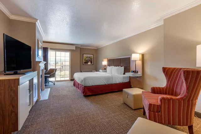 غرفة بسرير كينج بحوض استحمام لذوي الإعاقة، Hampton Inn Ukiah CA 2/3