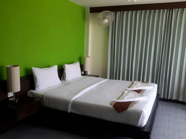 غرفة قياسية بسرير كينج، J Hotel 3/3