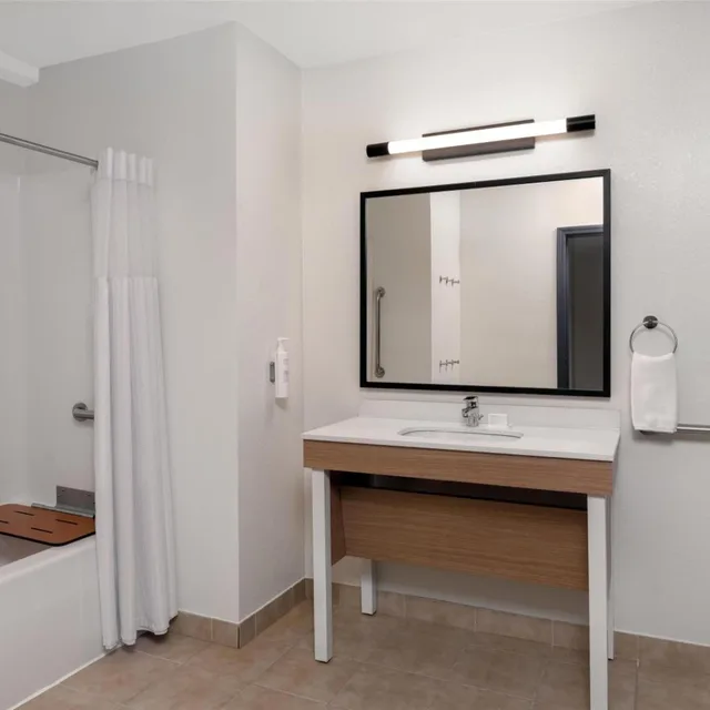 غرفة بسرير كينج وسريرين كوين لذوي الإعاقة، Spark by Hilton Orangeburg 6/6