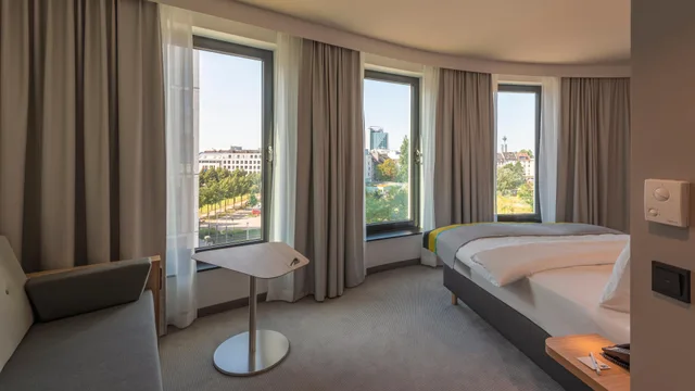 غرفة قياسية مفردة بسرير كوين مع أريكة، Holiday Inn Express Dusseldorf Hauptbahnhof 5/8
