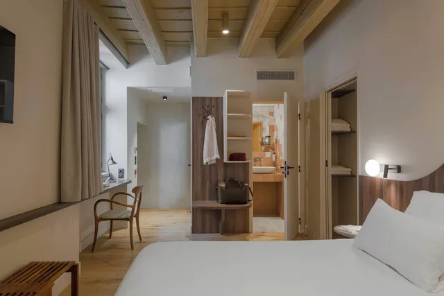 Family Suite, King Bed, 2 Bathrooms, Sofa، Hotel Saint Paul Lyon 2/10
