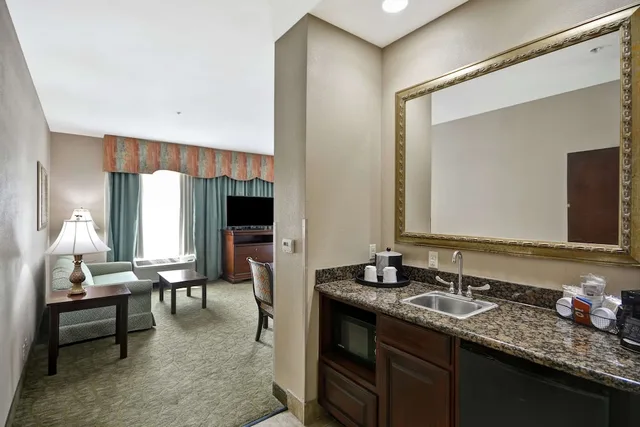 غرفة بسرير كينج مع أريكة، Hampton Inn Corpus Christi 4/4