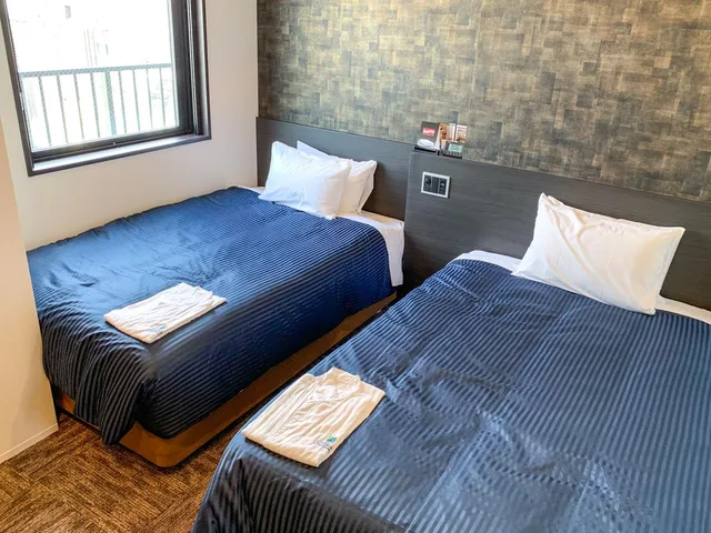 غرفة صغيرة بسرير نصف مزدوج وسريرين منفصلين بغرفتين للمدخنين، Hotel Livemax Shinjuku Kabukicho 1/1