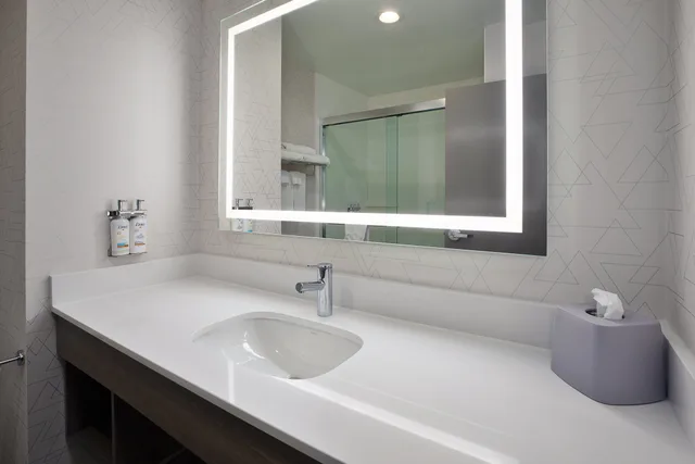 Suite, King Bed, Holiday Inn Express Hotel Suites Youngstown N Warren Niles 5/5