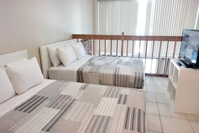 Duplex, Deluxe, 1 Single and 2 Queen Beds، Castle Beach Suites By Miarentals 1/2