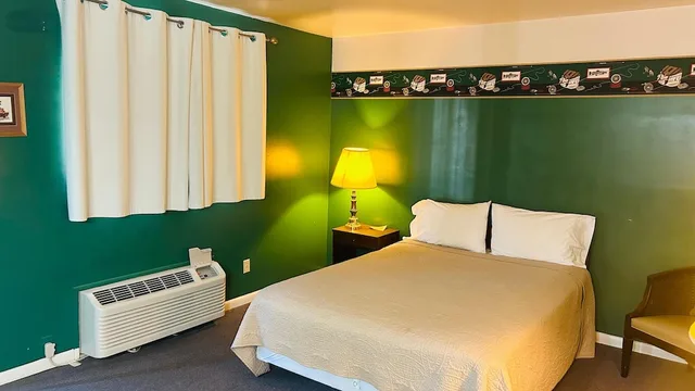 غرفة بسرير كوين، Victorian Inn Motel & Suites 1/5