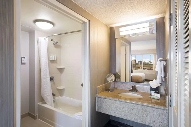 جناح بسرير كينج بشرفة بغرفة نوم واحدة، Sonesta Select Atlanta Midtown Georgia Tech 2/3