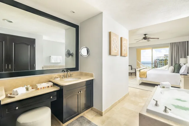 جناح بسرير كينج وسريرين كوين بإطلالة على البحر بغرفتي نوم مع أريكة، Villa del Palmar Cancun All Inclusive Beach Resort & Spa 5/5