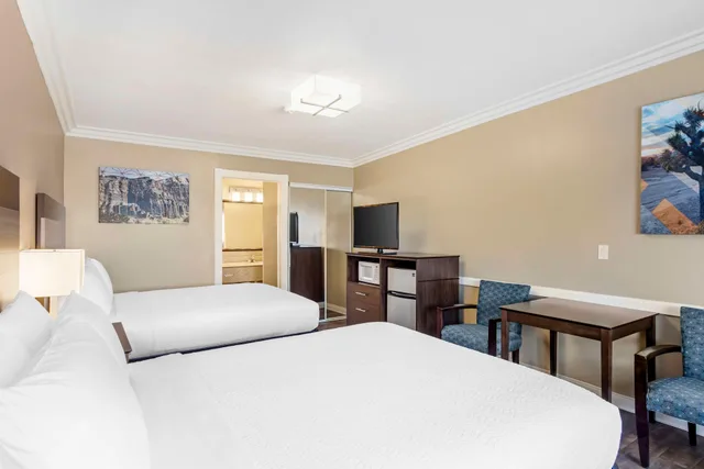 Upstairs, 2 Queen Beds, Large، Best Western China Lake Inn 6/8