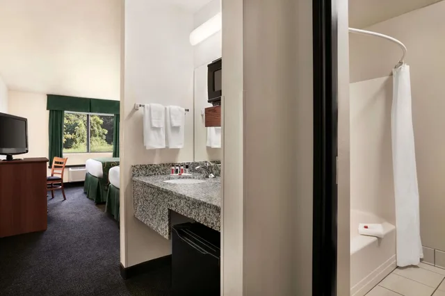 Room, Queen Bed, Travelodge By Wyndham Low Moor Near Covington 3/3
