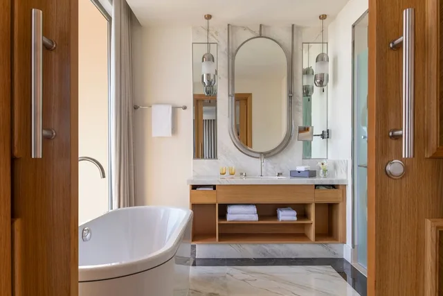 غرفة غراند ديلوكس بسرير كينج بإطلالة على البحر بشرفة، The St. Regis Doha 4/6