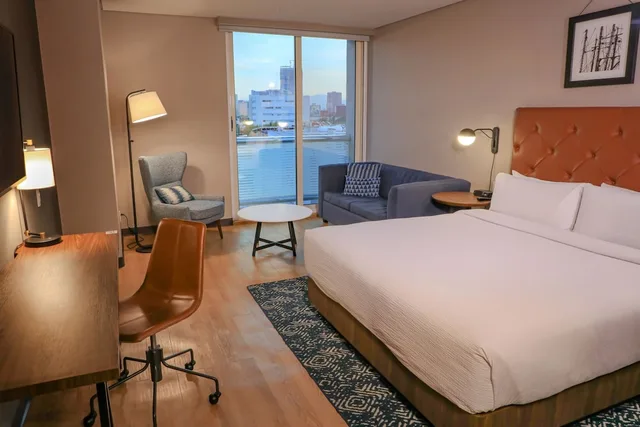 غرفة سوبيريور بسرير كينج بإطلالة على المدينة مع أريكة، Four Points By Sheraton Mexico City Colonia Roma 2/10